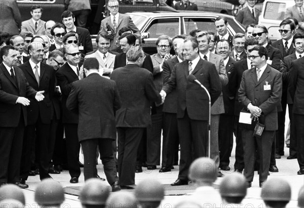 The visit of CPSU party leader Leonid Brezhnev to the Federal Republic of Germany - here in Cologne-Bonn on 22 May 1973 - is concluded with full military honours by Federal Chancellor Willy Brandt. Wi...