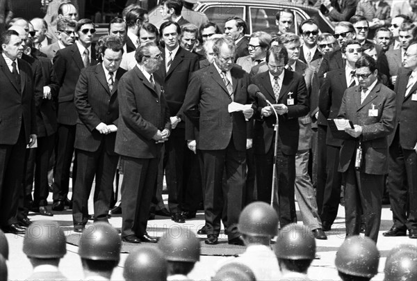 The visit of CPSU party leader Leonid Brezhnev to the Federal Republic of Germany - here in Cologne-Bonn on 22 May 1973 - is concluded with full military honours by Federal Chancellor Willy Brandt. Wi...