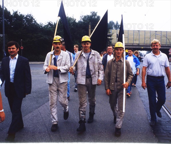 Here in Recklinghausen 10. 8. Herten 12. Gelsenkirchen 24. and Luenen 24. 10. of the year 1987 were unsuccessful. Sometimes the faces of the miners speak for themselves. Ruhr area. The Dwemonstzration...