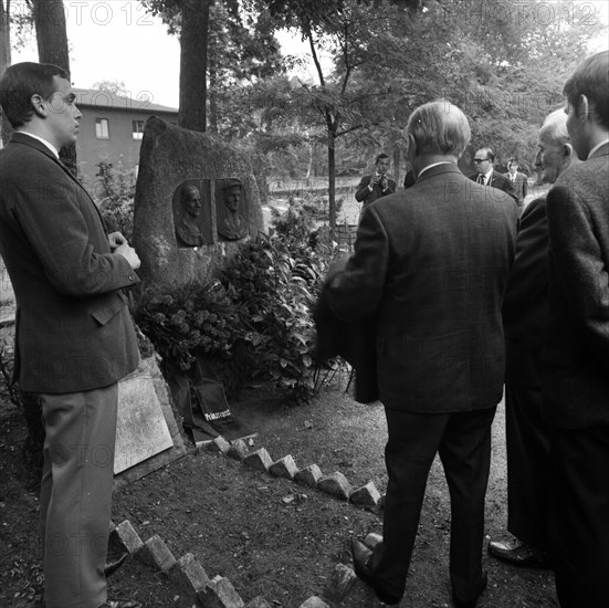 The shooting of Cologne sailors Max Reichspietsch and Albin Koebes on 5 September 1917 in Cologne-Wahn for mutiny prompted youth associations to protest and lay a wreath in commemoration after 50 year...