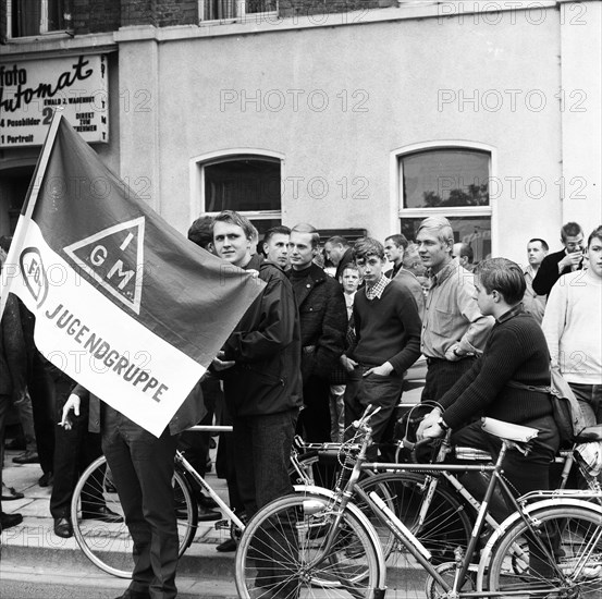 The shooting of Cologne sailors Max Reichspietsch and Albin Koebes on 5 September 1917 in Cologne-Wahn for mutiny prompted youth associations to protest and lay a wreath in commemoration after 50 year...