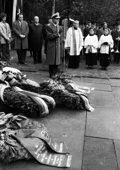A meeting of the traditional associations of the Waffen- SS to honour their dead of the 6th SS Division North on 14. 11. 1971 in Hunrueck was accompanied by the Bundeswehr with officers and a squad of...