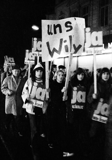 Supporters and friends of the SPD/FDP government coalition demonstrated in Bonn on 26 April 1972 with a torchlight march and rally in favour of the government and the ratification of the Eastern treat...