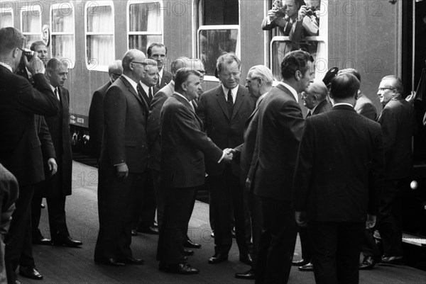The second meeting of Federal Chancellor Willy Brandt with GDR MP Willi Stoph on 21 May 1971 in Kassel was accompanied by a large number of statements for and against the Brandt government's policy of...