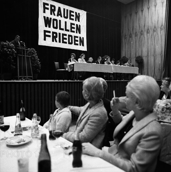 Negative highlights in the Ruhr area in the years 1965 to 1971. Positive: Assembly of the West German Women's Peace Movement
