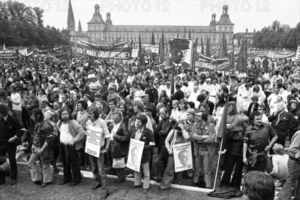 The visit of the Soviet head of state and party Leonid Brezhnev to Bonn from 18-22 May 1973 was a step towards easing tensions in the East-West relationship by Willy Brandt. Demo of friends and oppone...