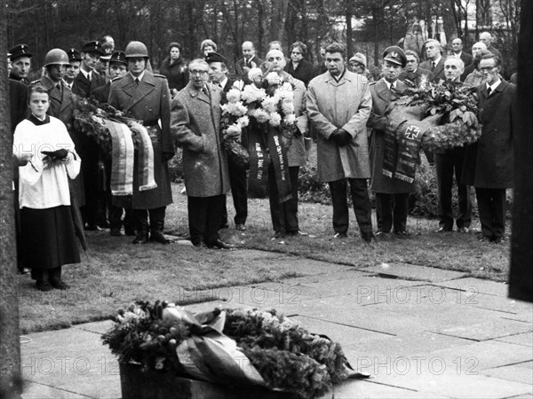 A meeting of the traditional associations of the Waffen- SS to honour their dead of the 6th SS Division North on 14. 11. 1971 in Hunrueck was accompanied by the Bundeswehr with officers and a squad of...