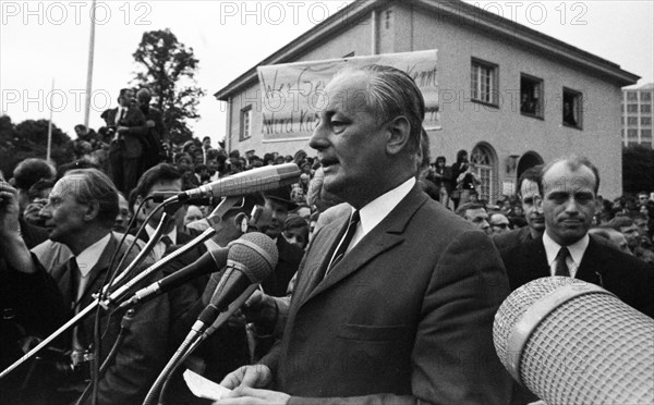 The second meeting of Federal Chancellor Willy Brandt with GDR MP Willi Stoph on 21 May 1971 in Kassel was accompanied by a large number of statements for and against the Brandt government's policy of...