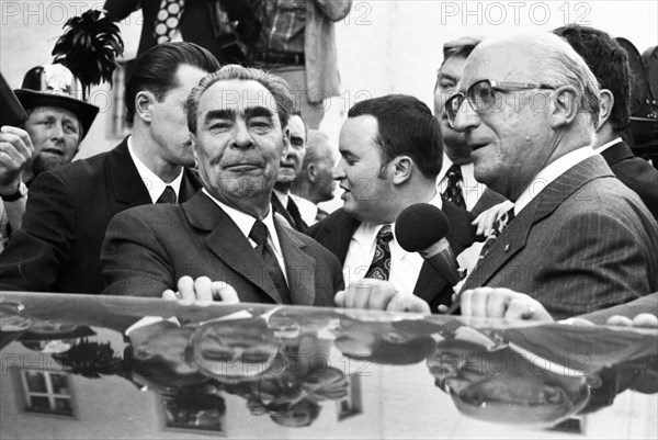 The visit of the Soviet Head of State and Party Leonid Brezhnev to Bonn from 18-22 May 1973 was a step towards easing tensions in East-West relations by Willy Brandt. Leonid Brezhnev at Gymnich Castle...