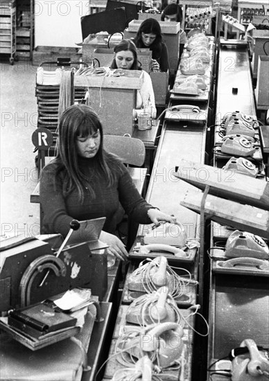 Women's workplaces at Siemens on 22. 11. 1973 during the production of telephone sets in Bocholt