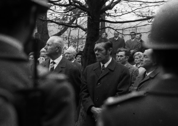 A meeting of the traditional associations of the Waffen- SS to honour their dead of the 6th SS Division North on 14. 11. 1971 in Hunrueck was accompanied by the Bundeswehr with officers and a squad of...