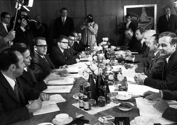 Delegations from the GDR with its leader Michael Kohl and from the Federal Republic with Egon Bahr as the Federal Republic's representative met in Bonn on 6. 4. 1972 to discuss intra-German treaties. ...