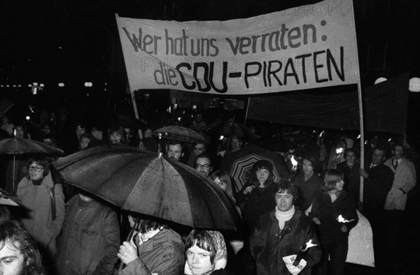 Supporters and friends of the SPD/FDP government coalition demonstrated in Bonn on 26 April 1972 with a torchlight march and rally in favour of the government and the ratification of the Eastern treat...
