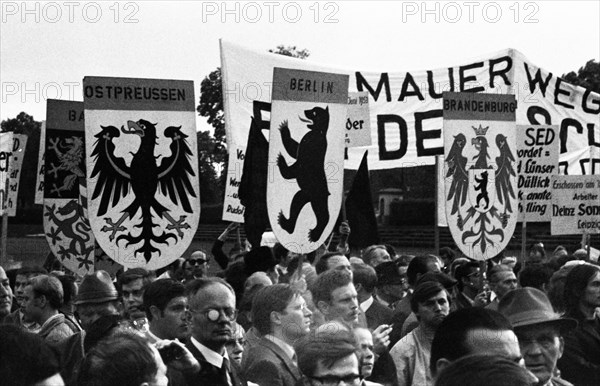 The second meeting of Federal Chancellor Willy Brandt with GDR MP Willi Stoph on 21 May 1971 in Kassel was accompanied by a large number of statements for and against the Brandt government's policy of...