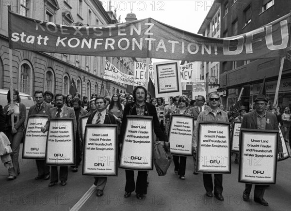 The visit of the Soviet head of state and party Leonid Brezhnev to Bonn from 18-22 May 1973 was a step towards easing tensions in the East-West relationship by Willy Brandt. Demo of friends and oppone...