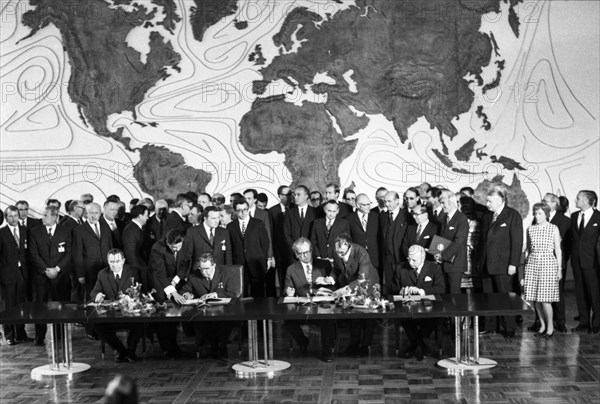 The visit of the Soviet head of state and party leader Leonid Brezhnev to Bonn from 18-22 May 1973 was a step towards easing tensions in East-West relations by Willy Brandt. At the table: Walter Schee...