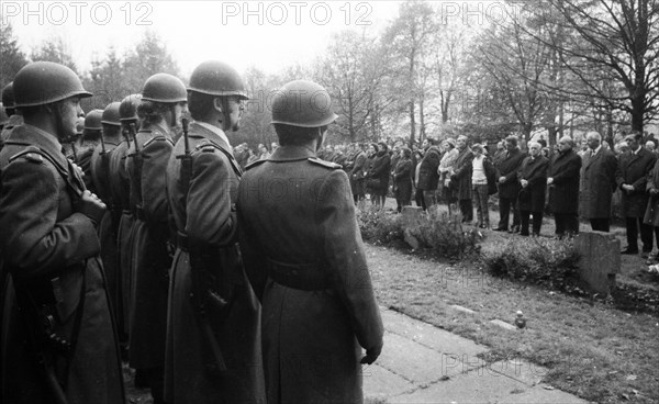 A meeting of the traditional associations of the Waffen- SS to honour their dead of the 6th SS Division North on 14. 11. 1971 in Hunrueck was accompanied by the Bundeswehr with officers and a squad of...