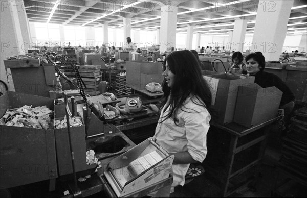 Women's workplaces at Siemens on 22. 11. 1973 during the production of telephone sets in Bocholt
