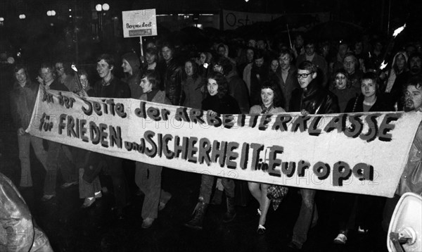 Supporters and friends of the SPD/FDP government coalition demonstrated in Bonn on 26 April 1972 with a torchlight march and rally in favour of the government and the ratification of the Eastern treat...