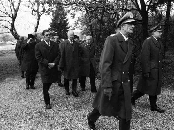A meeting of the traditional associations of the Waffen- SS to honour their dead of the 6th SS Division North on 14. 11. 1971 in Hunrueck was accompanied by the Bundeswehr with officers and a squad of...