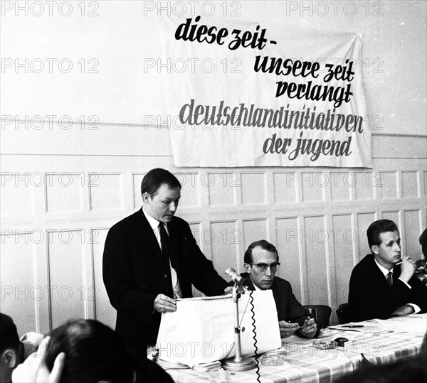 Police action against communists in front of the founding of the German Communist Party
