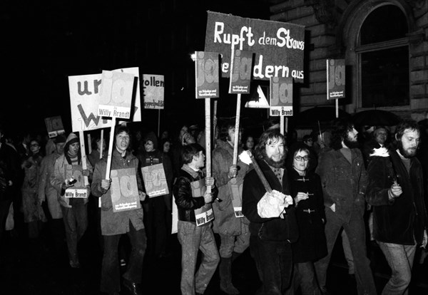 Supporters and friends of the SPD/FDP government coalition demonstrated in Bonn on 26 April 1972 with a torchlight march and rally in favour of the government and the ratification of the Eastern treat...