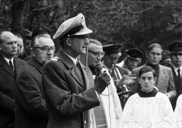 A meeting of the traditional associations of the Waffen- SS to honour their dead of the 6th SS Division North on 14. 11. 1971 in Hunrueck was accompanied by the Bundeswehr with officers and a squad of...
