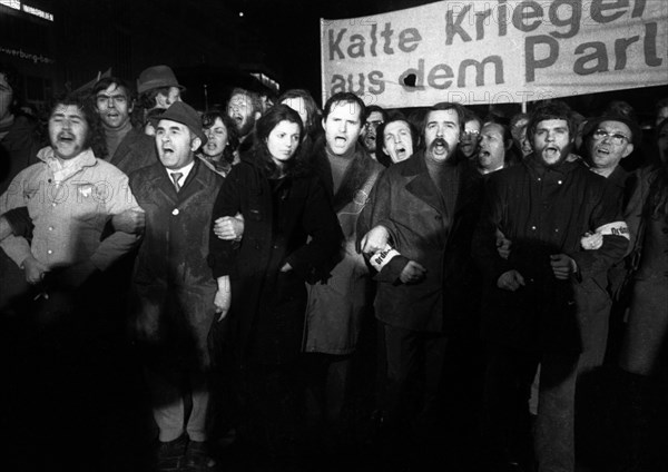 Supporters and friends of the SPD/FDP government coalition demonstrated in Bonn on 26 April 1972 with a torchlight march and rally in favour of the government and the ratification of the Eastern treat...