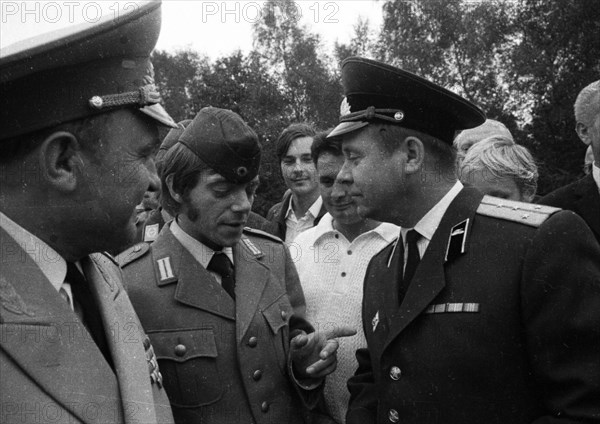 Leftists and the peace movement laid flowers for Stukenbrock at the graves of Soviet war victims of the Nazi regime as a sign of reconciliation here on 4. 9. 1971 in Stukenbrock near Bielefeld. Recrui...
