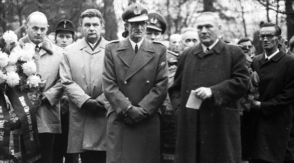 A meeting of the traditional associations of the Waffen- SS to honour their dead of the 6th SS Division North on 14. 11. 1971 in Hunrueck was accompanied by the Bundeswehr with officers and a squad of...