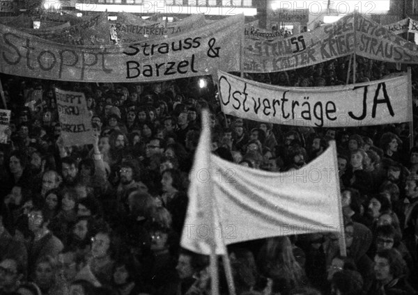 Supporters and friends of the SPD/FDP government coalition demonstrated in Bonn on 26 April 1972 with a torchlight march and rally in favour of the government and the ratification of the Eastern treat...