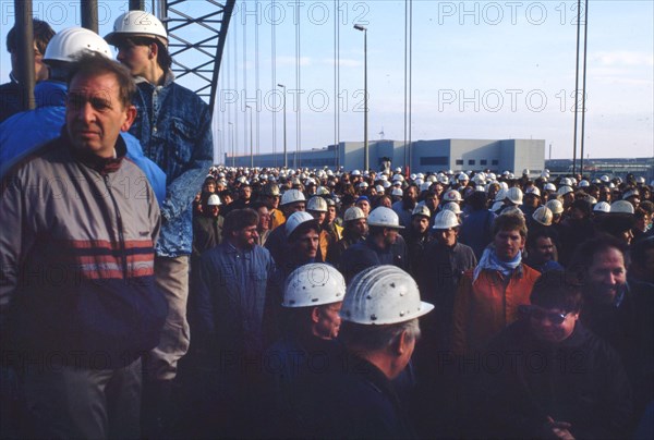 Du-Rheinhausen. Steelworkers of the Krupp steelworks fight for their jobs in 1987 and occupied the Rhine bridge