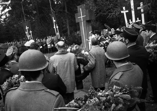A meeting of the traditional associations of the Waffen- SS to honour their dead of the 6th SS Division North on 14. 11. 1971 in Hunrueck was accompanied by the Bundeswehr with officers and a squad of...