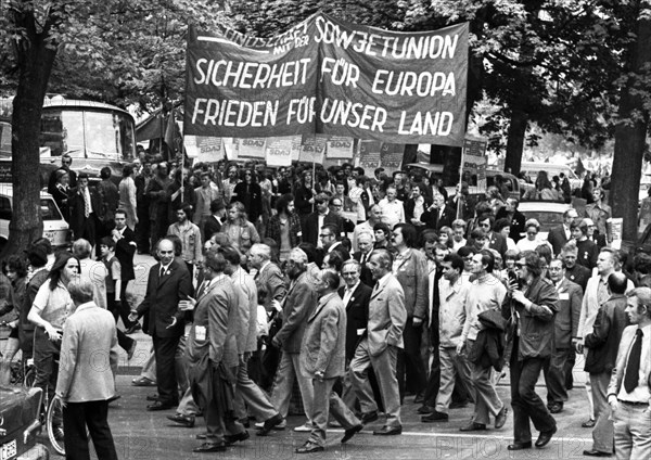 The visit of the Soviet head of state and party Leonid Brezhnev to Bonn from 18-22 May 1973 was a step towards easing tensions in the East-West relationship by Willy Brandt. Demo of friends and oppone...