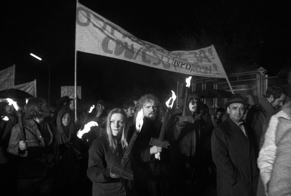 Supporters and friends of the SPD/FDP government coalition demonstrated in Bonn on 26 April 1972 with a torchlight march and rally in favour of the government and the ratification of the Eastern treat...