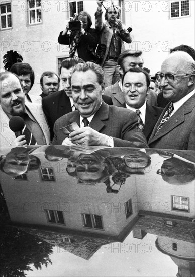The visit of the Soviet Head of State and Party Leonid Brezhnev to Bonn from 18-22 May 1973 was a step towards easing tensions in East-West relations by Willy Brandt. Leonid Brezhnev at Gymnich Castle...