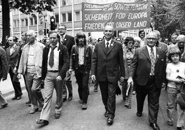 The visit of the Soviet head of state and party Leonid Brezhnev to Bonn from 18-22 May 1973 was a step towards easing tensions in the East-West relationship by Willy Brandt. Demo of friends and oppone...