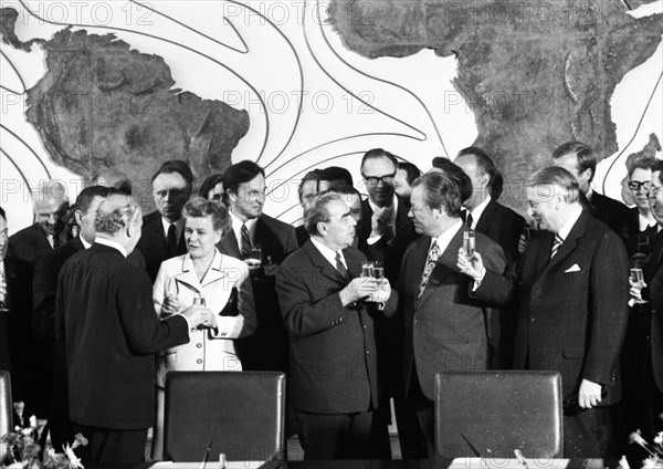 The visit of the Soviet Head of State and Party Leonid Brezhnev to Bonn from 18-22 May 1973 was a step towards easing tensions in the East-West relationship by Willy Brandt. Picture centre: Willy Bran...