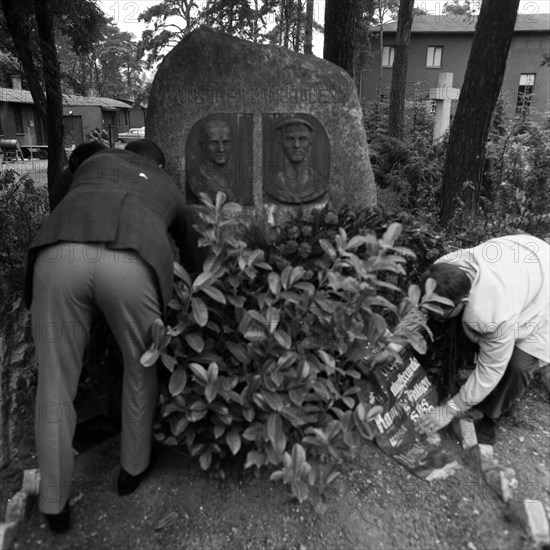 The shooting of Cologne sailors Max Reichspietsch and Albin Koebes on 5 September 1917 in Cologne-Wahn for mutiny prompted youth associations to protest and lay a wreath in commemoration after 50 year...