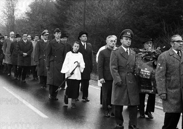 A meeting of the traditional associations of the Waffen- SS to honour their dead of the 6th SS Division North on 14. 11. 1971 in Hunrueck was accompanied by the Bundeswehr with officers and a squad of...