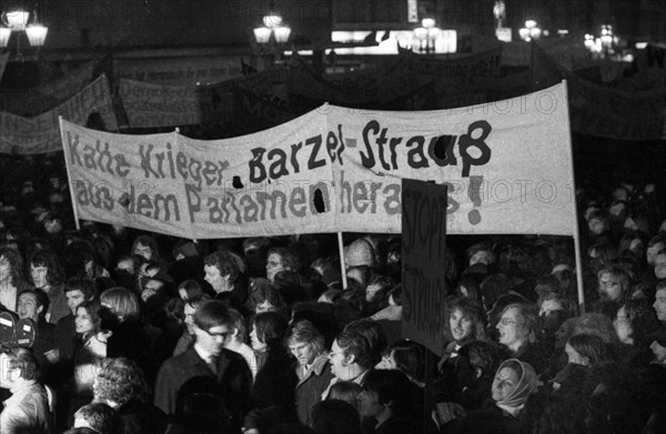 Supporters and friends of the SPD/FDP government coalition demonstrated in Bonn on 26 April 1972 with a torchlight march and rally in favour of the government and the ratification of the Eastern treat...