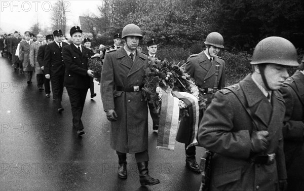 A meeting of the traditional associations of the Waffen- SS to honour their dead of the 6th SS Division North on 14. 11. 1971 in Hunrueck was accompanied by the Bundeswehr with officers and a squad of...