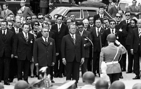 The visit of CPSU party leader Leonid Brezhnev to the Federal Republic of Germany - here in Cologne-Bonn on 22 May 1973 - is concluded with full military honours by Federal Chancellor Willy Brandt. Wi...