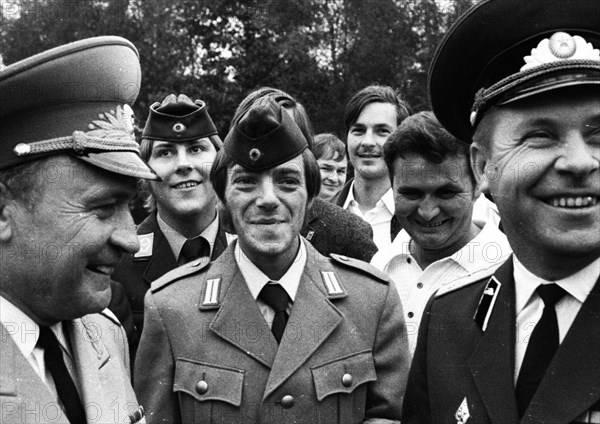 Leftists and the peace movement laid flowers for Stukenbrock at the graves of Soviet war victims of the Nazi regime as a sign of reconciliation here on 4. 9. 1971 in Stukenbrock near Bielefeld. Recrui...