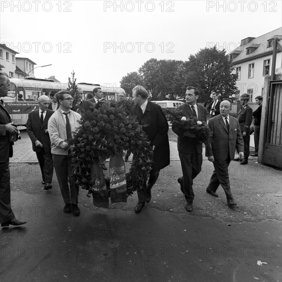 The shooting of Cologne sailors Max Reichspietsch and Albin Koebes on 5 September 1917 in Cologne-Wahn for mutiny prompted youth associations to protest and lay a wreath in commemoration after 50 year...
