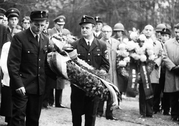 A meeting of the traditional associations of the Waffen- SS to honour their dead of the 6th SS Division North on 14. 11. 1971 in Hunrueck was accompanied by the Bundeswehr with officers and a squad of...