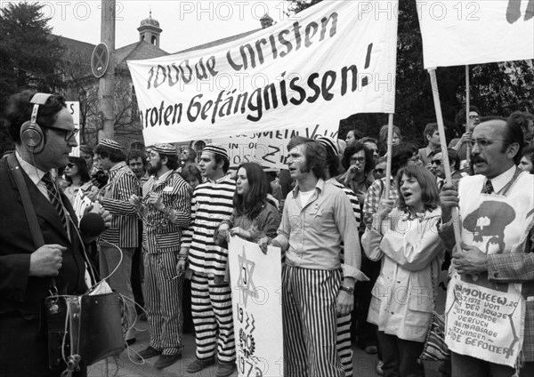 The visit of the Soviet head of state and party Leonid Brezhnev to Bonn from 18-22 May 1973 was a step towards easing tensions in the East-West relationship by Willy Brandt. Demo of friends and oppone...