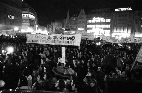 Supporters and friends of the SPD/FDP government coalition demonstrated in Bonn on 26 April 1972 with a torchlight march and rally in favour of the government and the ratification of the Eastern treat...