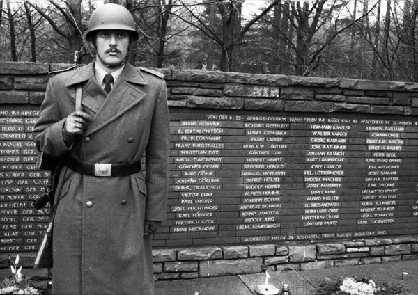 A meeting of the traditional associations of the Waffen- SS to honour their dead of the 6th SS Division North on 14. 11. 1971 in Hunrueck was accompanied by the Bundeswehr with officers and a squad of...