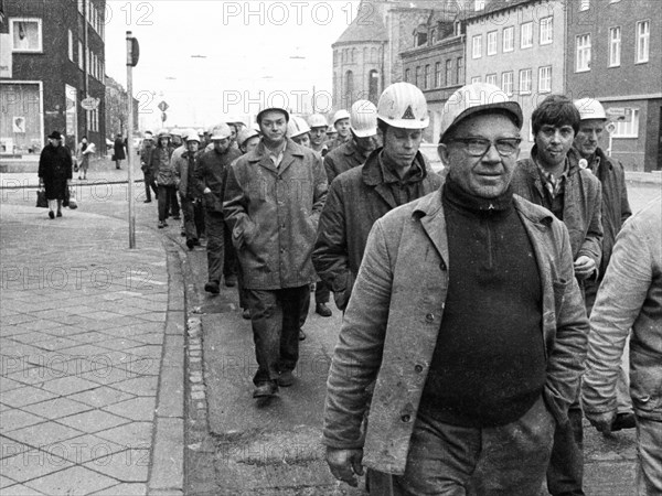 The detente policy of Willy Brandt and his SPD-FDP coalition was controversial. Spontaneously